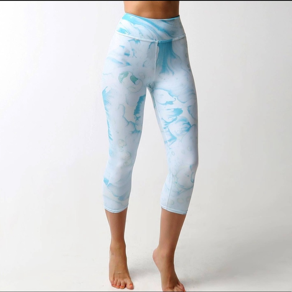 Waves Capri Leggings Workout. Yoga. Fitness